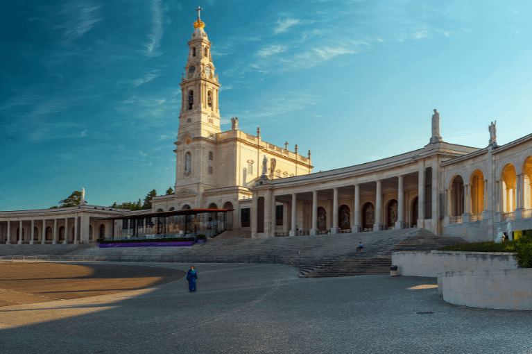 Fátima e Grutas<br>de Mira D’Aire Fátima e Grutas<br>de Mira D’Aire
